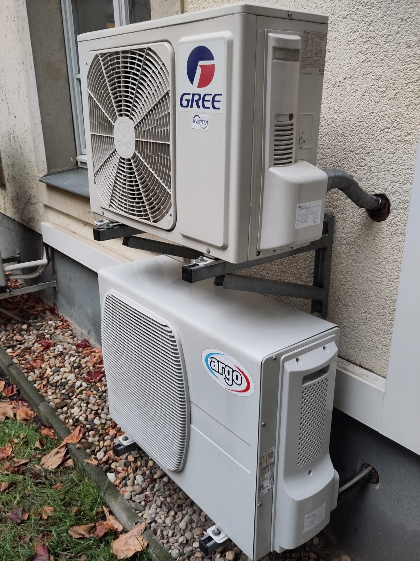 Unidades externas de ar condicionado instaladas na fachada.