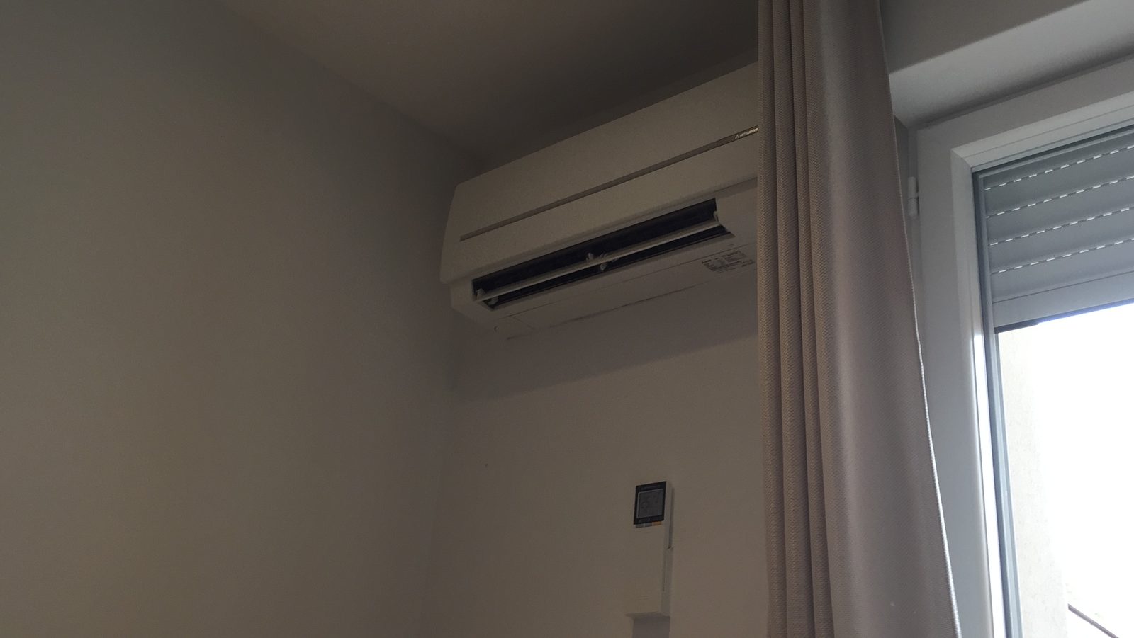 Unidade interna split Mitsubishi Electric com controle remoto.