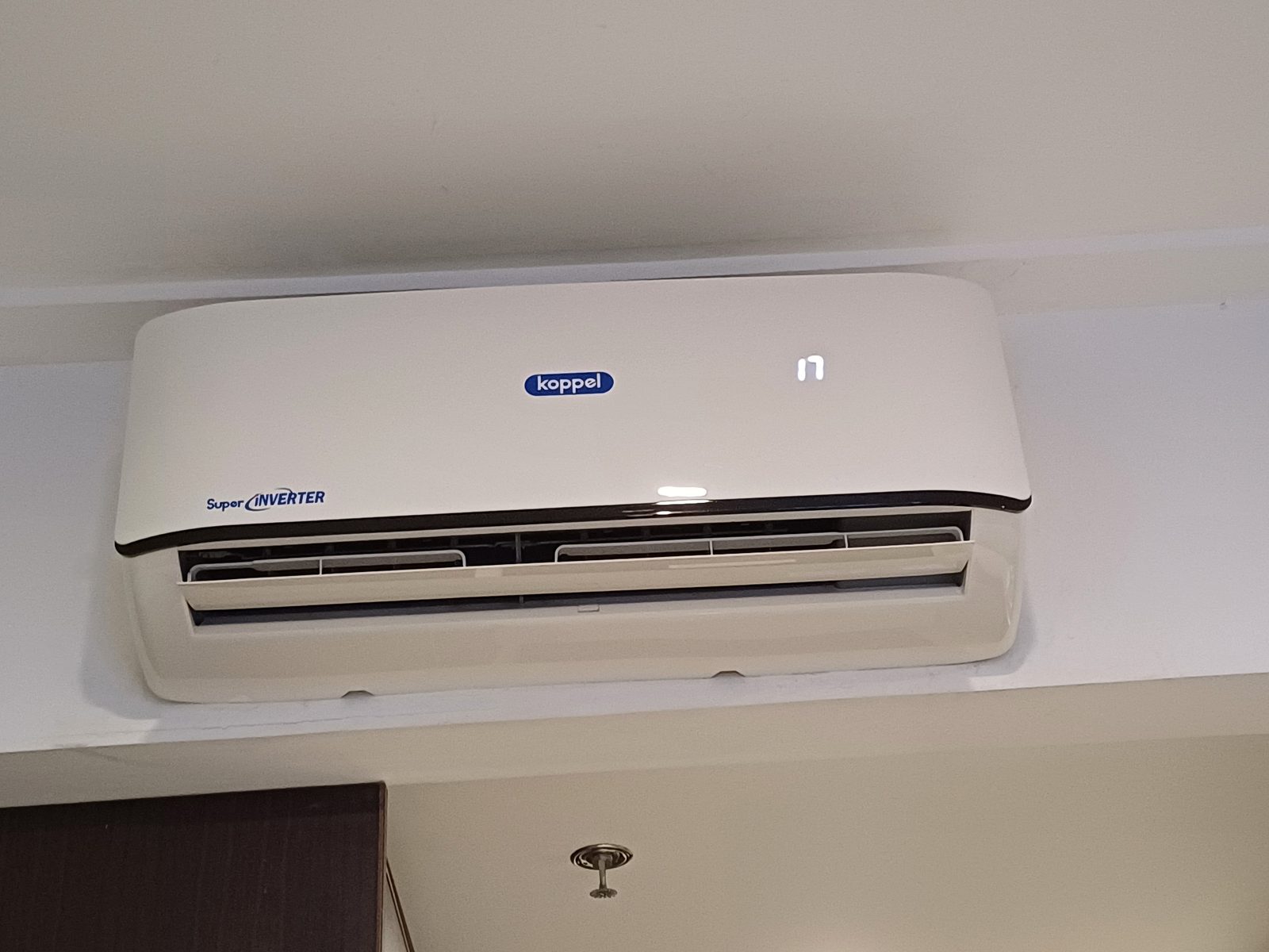 Split de parede instalado em ambiente comercial.